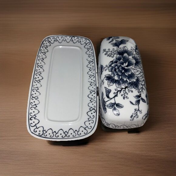 Hung Arts Blue White Floral Ceramic Butter Dish with Lid Made In Hong Kong - Picture 12 of 16
